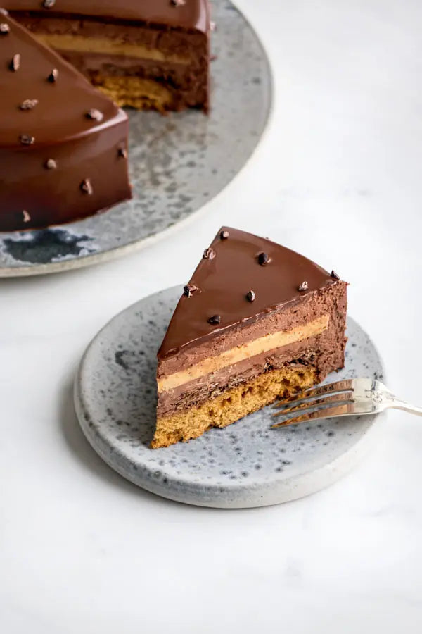 entremet caramel/ noix cremeux caramel /mousse de chocolat