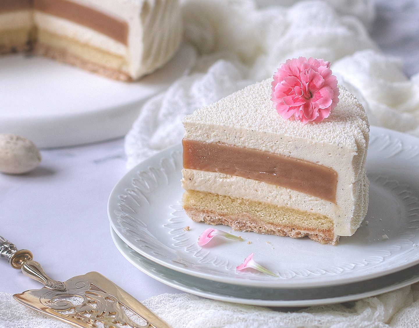 Entremets Vanille, Caramel & Amandes Grillées
