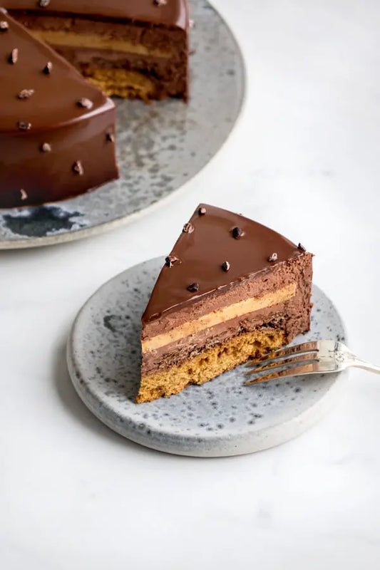 entremet caramel/ noix cremeux caramel /mousse de chocolat